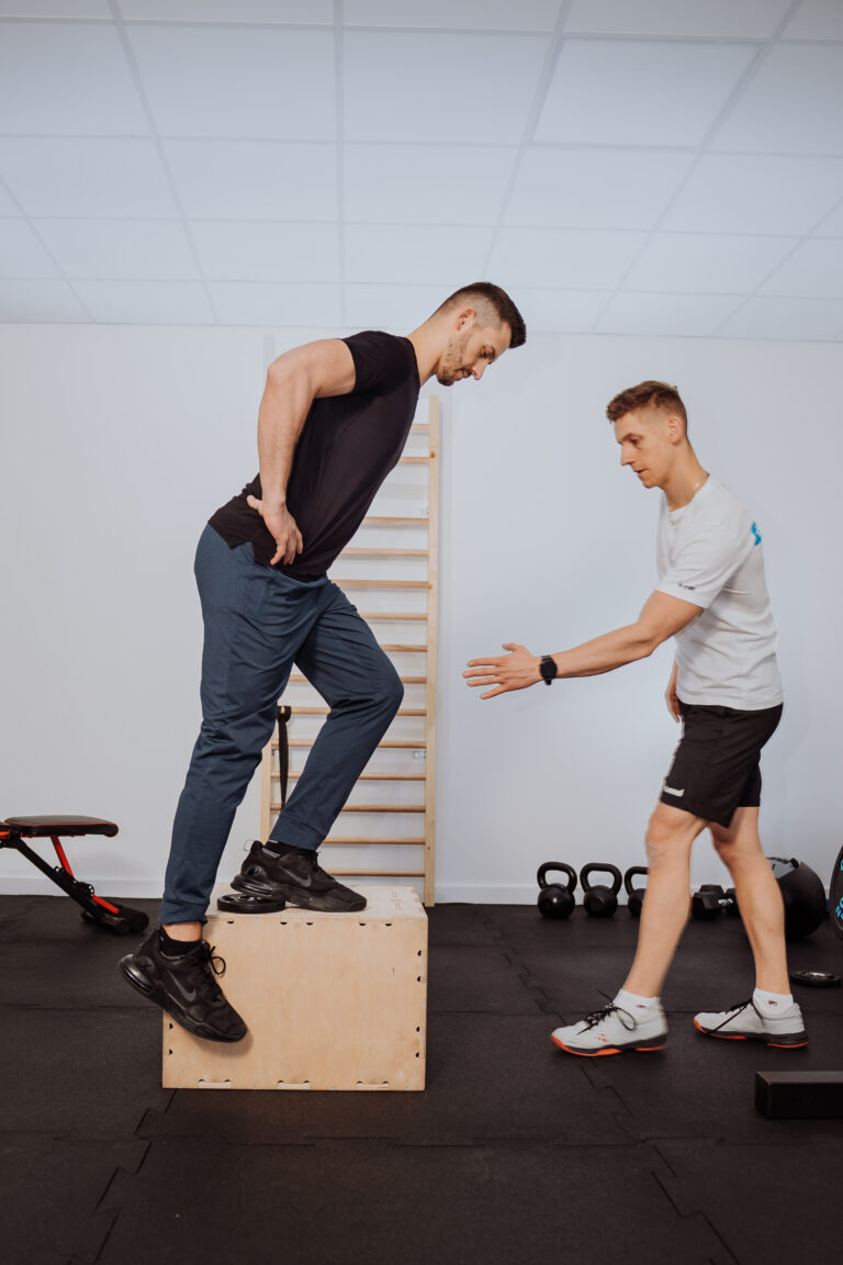 „Kolano skoczka”, „kolano biegacza”, urazy łąkotki – jak fizjoterapia sportowa pomaga uniknąć operacji?